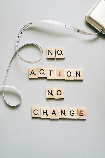 tessere di lettere, superficie bianca, piastrelle di Scrabble, messaggio motivazionale, Nessuna azione Nessuna modifica, nastro di misurazione, citazione ispiratrice, distesa piatta, composizione creativa, design minimalista, Fotografia motivazionale