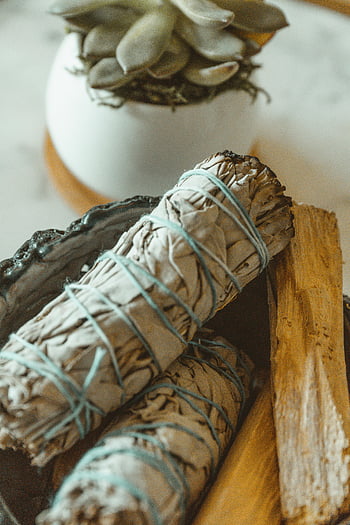 Tyčinky Palo Santo, šalvějové tyčinky, alternativní terapie, relaxace, Palo Santo Wood, uklidňující zátiší, aromaterapie, přírodní prostředky, duchovní očištění, wellness, holistické zdraví