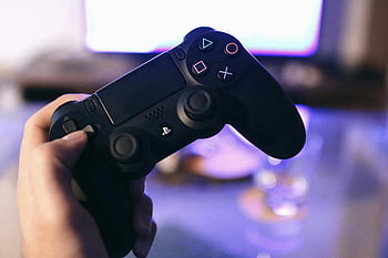 sony ps4, dualshock 4, ตัวควบคุมการเล่นเกม, บุคคลที่ถือครอง, หน้าจอเบลอ, พื้นหลัง, วิดีโอเกม, ปลอบใจ, จอยสติ๊ก, เพลย์สเตชัน, การบันเทิง