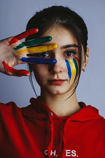 kobieta, czerwona bluza z kapturem, Kolorowa farba twarzy, sztuka dłoni, portret studyjny, Niebieska żółta zielona farba, wyraz artystyczny, fotografia kreatywna, żywe kolory, studio strzał, sztuka twarzy