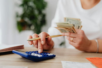 osoba, Modrá kalkulačka, lavice, počítání financí, držení hotovosti, pero, krytý, kancelář, finanční plánování, Správa peněz, papírování