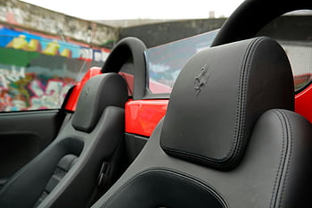 汽车内饰, 跑车座椅, 红色汽车, 汽车方向盘, 典雅皮革, 车内视角, 法拉利标志, 高档汽车内饰, 汽车细节, 汽车设计, 高性能汽车