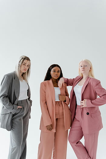 kvinnor i blazer, diverse kvinnor, elegant blazer, självförtroende, vit bakgrund, professionell klädsel, affärsmodik, moderna kvinnor, eleganta kläder, gruppbild, formell klädsel