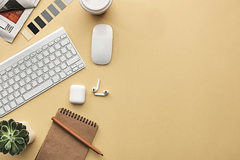 klawiatura, mysz, beżowym tle, minimalistyczne miejsce pracy, płaski układ, notatnik, soczysty, airpods, konfiguracja biurka, materiały biurowe, Projektowanie obszaru roboczego