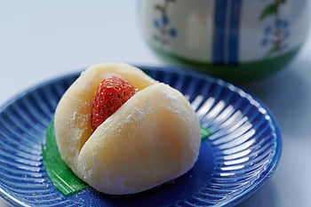 jahodové mochi, sladké mochi, dekorativní modrý talíř, detailní záběr na mochi, Japonský dezert, jahodový dezert, Mochi dezert, modrá deska, sladkost, Japonská sladkost, mochi s jahodami