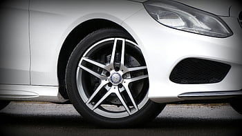 Witte Mercedes-Benz, 5-spaaks wiel, Luxe autowiel, gedetailleerd auto -ontwerp, auto koplamp, Mercedes-Benz-band, Auto -wielontwerp, Luxe voertuigwiel, Auto wiel close-up, autoband, Details van het autowiel