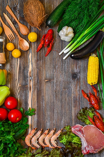 verdure, pomodori, tagliere, ingredienti freschi, frutti di mare, erbe aromatiche, tavolo in legno rustico, prodotti colorati, cucchiai di legno, limoni, gamberetto