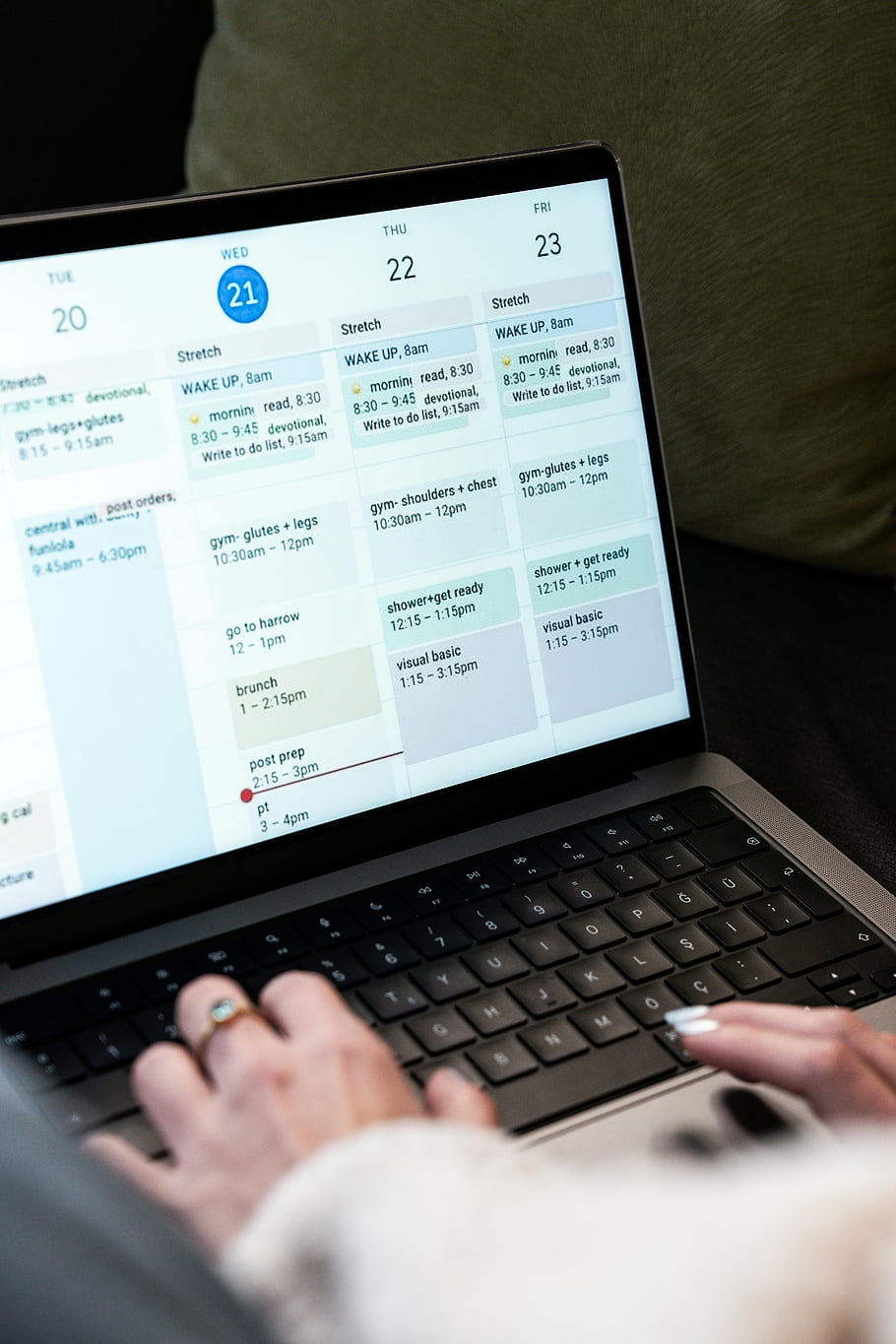 žena psaní, laptop, Digitální kalendář, Týdenní plán, plánování, ruce na klávesnici, práce z domova, produktivita, online kalendář, osobní organizace, Digitální plánování