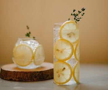 citronový nápoj, brýle, dřevěná dráha, osvěžující nápoj, plátky citronu, tymián, čiré brýle, ledové kostky, chladný nápoj, nastavení tabulky, Letní nápoj