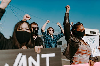 protestní transparenty, Různorodá skupina, aktivistů, pokojný protest, Venkovní protest, jednota, solidarita, muž a žena, držení značek, zvednutí pěsti, masky