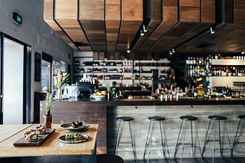 ristorante accogliente, Decorazioni in legno, cibo sul tavolo, Atmosfera invitante, tavolo di legno, interno del ristorante, sgabelli da bar, presentazione del cibo, ristorante moderno, sala da pranzo, illuminazione dell'ambiente