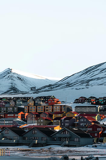Longyearbyen, Svalbard, winter town, snowy mountains, vibrant houses, hillside town, Arctic landscape, winter scenery, colorful buildings, northern Norway, snow-covered peaks