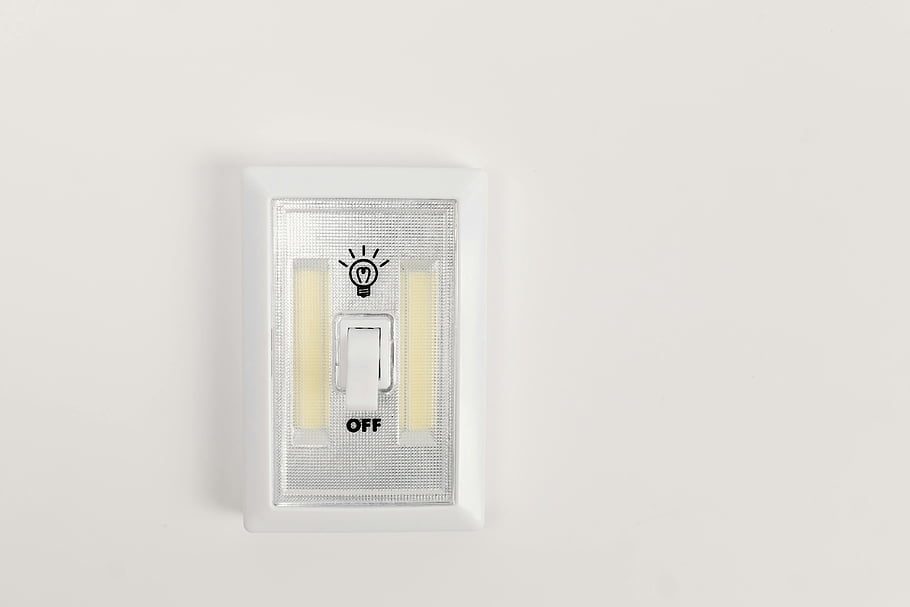 vypínač vypnutého světla, minimalistický vypínač světel, bílé zdi, kopie prostor, vypnutá poloha, design světelného spínače, Přepínač na stěně, jednoduchý design, vnitřní osvětlení, domovní dekorace, elektrický spínač
