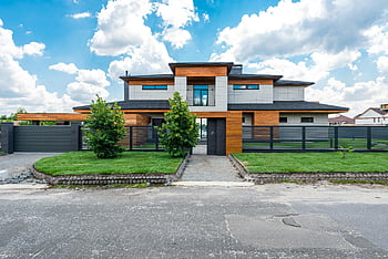 Moderní vila, oplocený vlastnost, příměstský domov, Elegantní architektura, luxusní dům, zeleň, Prostorný exteriér, moderní design, soukromý majetek, moderní dům, Exteriér vily