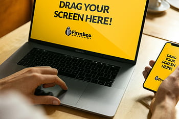 Macbook Pro, iphone, Heimarbeit, Firmbee-Schnittstelle, Hände mit Laptop, Smartphone, Nahansicht, remote arbeiten, Bildschirmanzeige, Remote-Schnittstelle, Technologie