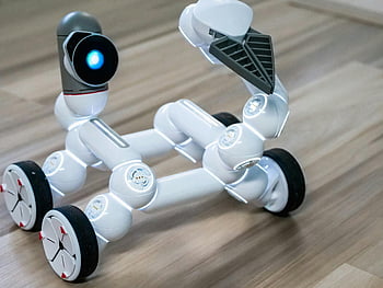 ロボット玩具、 白と黒、 柔軟なモジュール式ロボット、 車輪、 木の床、 現代のロボット技術、 閉じる、 モジュラー設計、 ロボットの車輪、 テクノロジーショーケース、 玩具ロボット