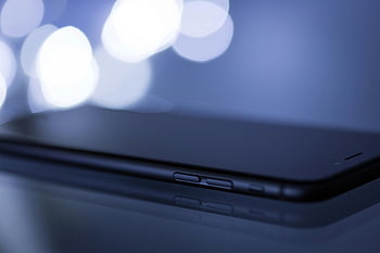 černý iphone 7, Detailní fotka, Elegantní smartphone, moderní design, rozmazané pozadí bokeh, detailní záběr, iphone 7, design smartphonu, bokeh efekt, černý telefon, moderní technologie