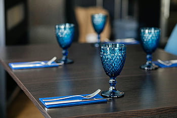 blaue Kelche, Esstisch, blaue Glaswaren, Besteck, Holzoberfläche, Sitzordnung bei Tisch, Blaue Servietten, elegantes Geschirr, blaue Kelchgläser, Ess-Setup, blaues Geschirr