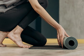Žena rozbalení jógové podložky, indoor fitness rutina, klid, soustředit se, podložka na jógu, Vnitřní cvičení, zdatnost, jóga, žena cvičení, Rozbalení rohože