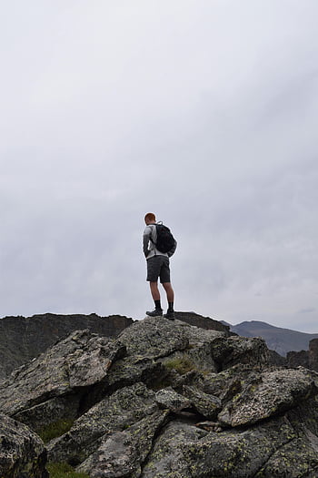 homme avec sac à dos noir, debout sur le rocher, promeneur, pic rocheux, Estes Park, Colorado, aventure, détermination, de plein air, randonnée, la nature
