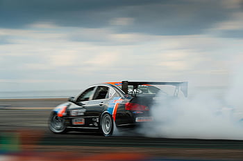 Černé závodní auto, driftování, asfaltová silnice, kouř, dynamický výstřel, pohyb, dráha, Rychlost, auto, pneumatiky, soutěž