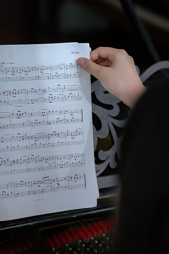 Nota, piyano, el, Dönüş sayfası, müzik kitabı, Samimi Ayar, sakin, kapatmak, Müzik notaları, piyano tuşları, piyano çalan kişi
