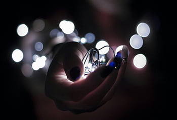 közeli fotózás, kézi tartó lámpák, fehér vonós fények, izzó fények, bokeh hatása, ünnepi légkör, közeli kéz, húrfények, bokeh fények, ünnepi fények, közeli lámpák