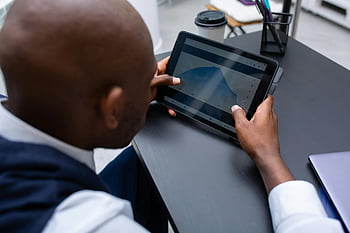 デジタルタブレットを持っている男性、 コーポレートプロフェッショナル、 データ分析、 タブレット上のグラフ、 現代のオフィス設定、 ビジネス分析、 デジタル技術、 オフィスワーク、 プロの男、 データの視覚化、 タブレットの使用