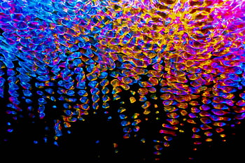 Abstrakter Expressionismus, Bunte geometrische Formen, lebendige Farbtöne, Dynamisches Zusammenfassung, glühend, zeitgemäßes Design, mutiger Kontrast, Psychedelisches Muster, visuelle Textur, moderne Kunst, digitale Kunstwerke