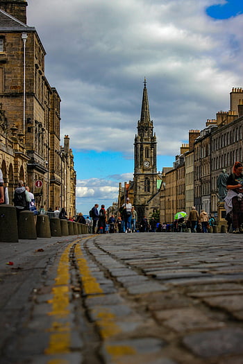 Edinburgh, královská míle, Tron Kirk, dramatické nebe, lidí, kteří jdou, historické ulice, dlážděné silnici, Ikonický kostel, turistická destinace, Skotská architektura, panoráma města
