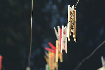 kolíčky na prádlo, prádelní šňůru, venku, detail, hloubka pole, mělké zaměření, Různé košile, Venkovní prádlo, visící na prádlo, prádelnu, mělká fotografie
