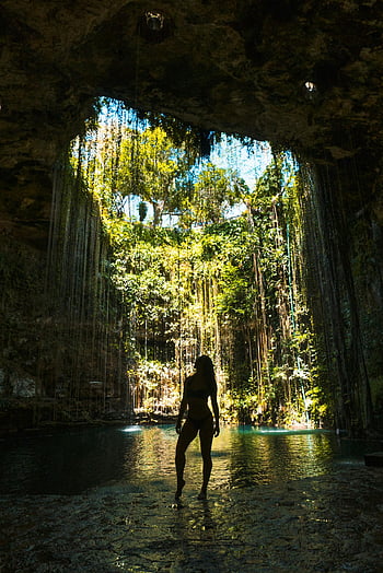 silhouet van een vrouw, grot, cenote, yucatan, Mexico, weelderige vegetatie, waterval van zonlicht, natuur wonder, reisbestemming, Avontuurfotografie, tropisch landschap