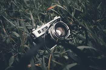 vintage camera, green grass, classic film camera, retro aesthetics, vintage aesthetics, outdoor photography, classic camera, film photography, nature photography, camera on grass, vintage photography