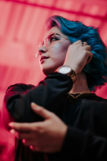 cheveux bleus, des lunettes, fond rouge, femme à la mode, portrait, cheveux touchants, élégant, couleurs vives, jeune femme, look moderne, accessoires