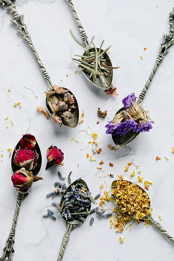 dried flowers, vintage spoons, flat lay, marble surface, dried herbs, aesthetic composition, floral arrangement, dried rosebuds, lavender flowers, chamomile flowers, rustic spoons