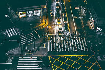 luchtfoto, kruispunt van de stad, voetgangers, nacht, verkeer, witte voetgangersbaan, druk, hoge Hoek, stedelijke scène, straat oversteken, nacht stadsgezicht