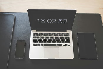 macbook pro, zapnout, 16 02 53, Elegantní kancelářský stůl, laptop, chytrý telefon, tableta, moderní technologie, digitálních zařízení, nastavení pracovního prostoru, Tech Gadgets
