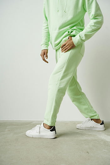 trening verde, Fashion casual, hanorac cu gluga, pantaloni de trening, vedere laterală, care prezintă, pantofi albi, ținută verde, Stil casual, persoană, stilul de moda
