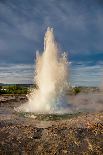 Nagy Gejzír, Izland, gejzír kitörés, Geysir geotermikus terület, a természet nyers ereje, magával ragadó gejzír, geotermikus táj, Izlandi gejzírek, természeti csoda, geotermikus aktivitás, Izland turizmus