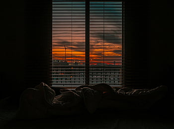Camera da letto accogliente, tramonto vibrante, tapparelle, coperta accartocciata, stanza buia, vista del tramonto, tramonto camera da letto, Atmosfera accogliente, tramonto interno, finestra della camera da letto, tramonto tra le tende