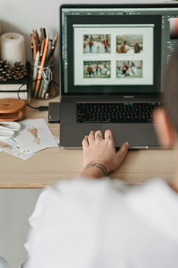 úprava fotografie, laptop, Organizovaný pracovní prostor, anonymní osoba, Foto software, lavice, Organizace pracovního prostoru, digitální editace, kreativní pracovní prostor, ruce psaní, manipulace s fotografiemi