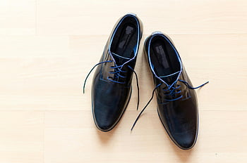 scarpe derby in pelle nera, Lacci blu, scarpe alla moda, pavimento di legno, superficie marrone, calzature da uomo, scarpe formali, scarpe nere, scarpe di pelle, scarpe derby, Shoelati blu