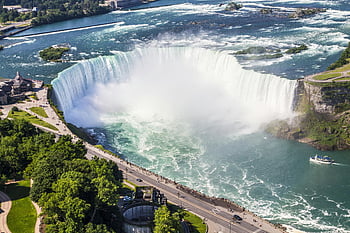 Niagara vízesés, légi felvétel, hajótúra, buja növényzet, napsütéses nyári napon, vízesések, szürke aszfaltos út, zöld levél fák, nappal, lélegzetelállító kilátás, turisztikai attrakció