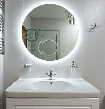 bagno moderno, specchio rotondo, specchio illuminato, Fissature eleganti, bagno contemporaneo, lavabo, casa moderna, bagno bianco, design minimalista, vanità del bagno, infissi moderni
