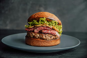 Gourmet Burger, καπνιστό βοδινό κρέας, μαρούλι, τυρί, γκρι πλάκα, νόστιμο μπιφτέκι, μπιφτέκι στην πλάκα, φαγητό γκουρμε, μπιφτέκι, παρουσίαση μπιφτέκι, φωτογραφία μπέργκερ