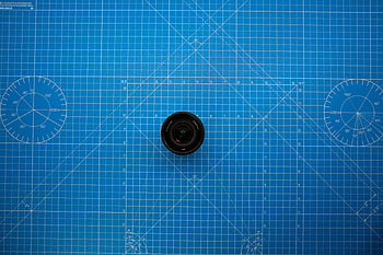 Bajonet Sony E, 10–18 mm F4 OSS, Přibližovací skla, pohled shora, kamerové čočky, modrá geometrická mřížka, fotografické vybavení, Objektiv OSS, širokoúhlý objektiv, sony objektivu, mřížková rohož