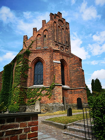 hnědé cihlové budovy, modrá obloha, Historická katedrála v gotickém stylu, lund, Švédsko, Ivy pokrytá cihlová fasáda, gotická architektura, Exteriér kostela, náboženské budovy, evropské architektury, čisté nebe