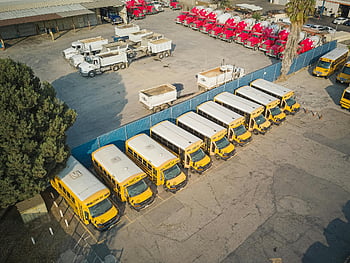 bus sekolah, truk, tempat parkir, tampak atas, Lot Industri, kendaraan identik, Bus Kuning, truk putih, truk merah, penyimpanan kendaraan, tata letak lahan