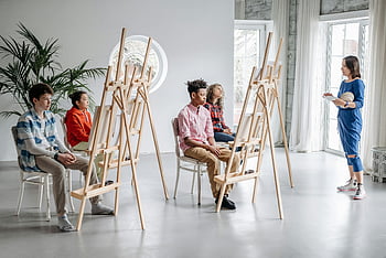 Aula de arte infantil, alunos pintando, Professor de artes, Bright Studio, cavaletes, Educação Artistica, Configuração da sala de aula, aprendizado criativo, jovens artistas, instrução de arte, Ambiente de estúdio