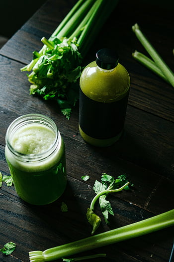 celer smoothie, skleněné nádoby, láhev, dřevěný stůl, zdravý životní styl, zelený koktejl, šťáva z celeru, zdravý nápoj, lichotník láhev, Smoothie Jar, čerstvý celer
